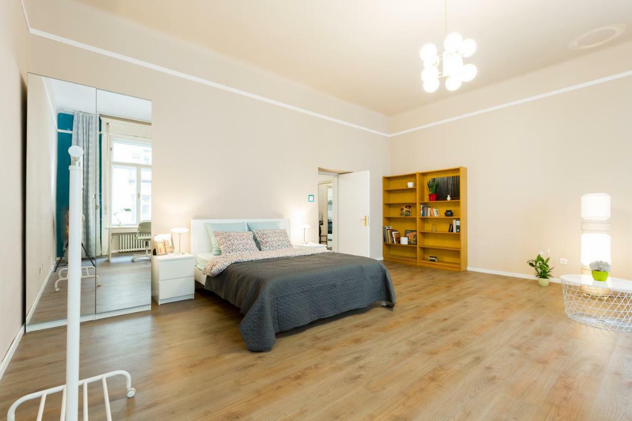 Unique Riverside Apartment Budapest Bagian luar foto