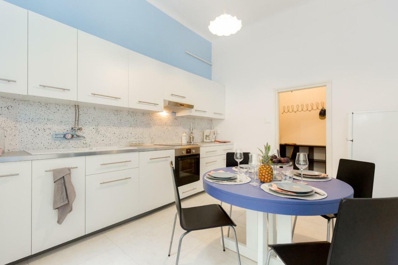 Unique Riverside Apartment Budapest Bagian luar foto